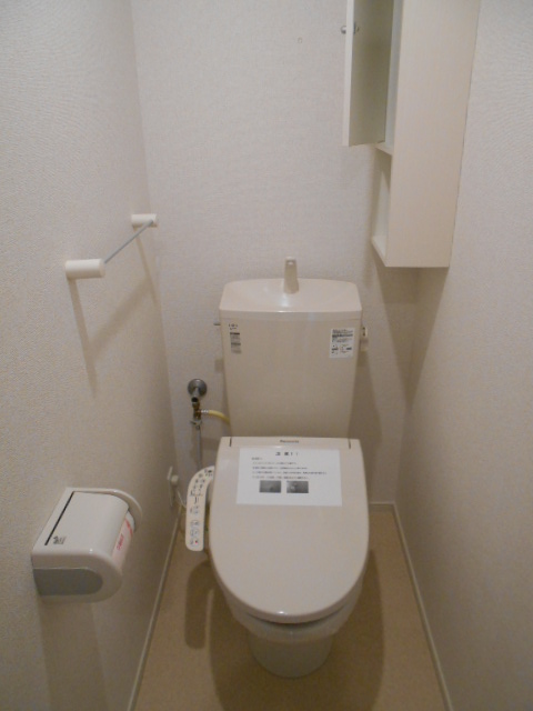 トイレ　温水洗浄便座・小物収納棚あり
