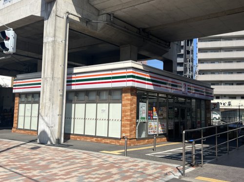 コンビニ　セブンイレブン ハートインJR長居駅改札口店（コンビニ）まで137m