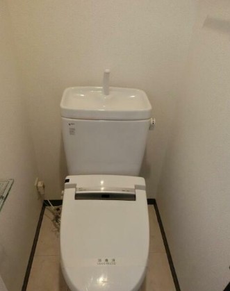 トイレ　温水洗浄便座。