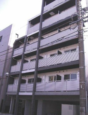 建物外観　鉄筋コンクリート造のがっちりとした建物。