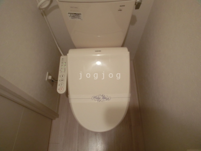 トイレ　嬉しい温水洗浄便座付きのトイレです。