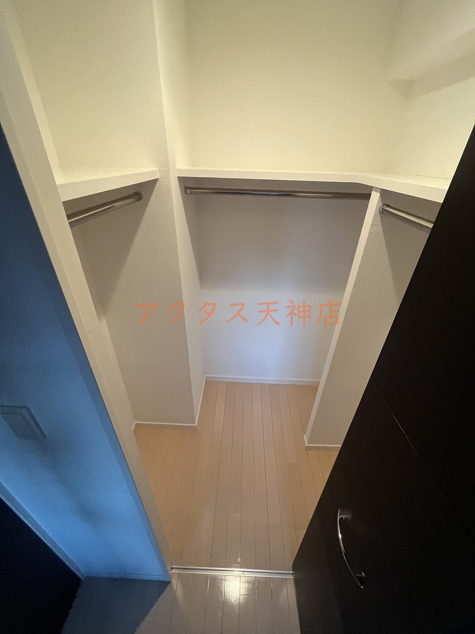 収納　奥行・高さのあるウォークインクローゼットです。