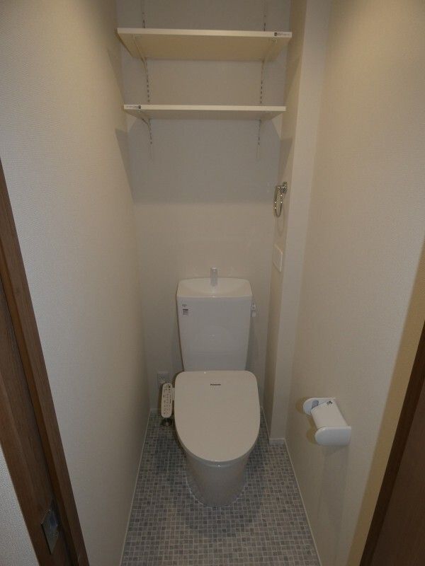 東急田園都市線 駒沢大学駅 徒歩9分 3階建 築1年のトイレ写真