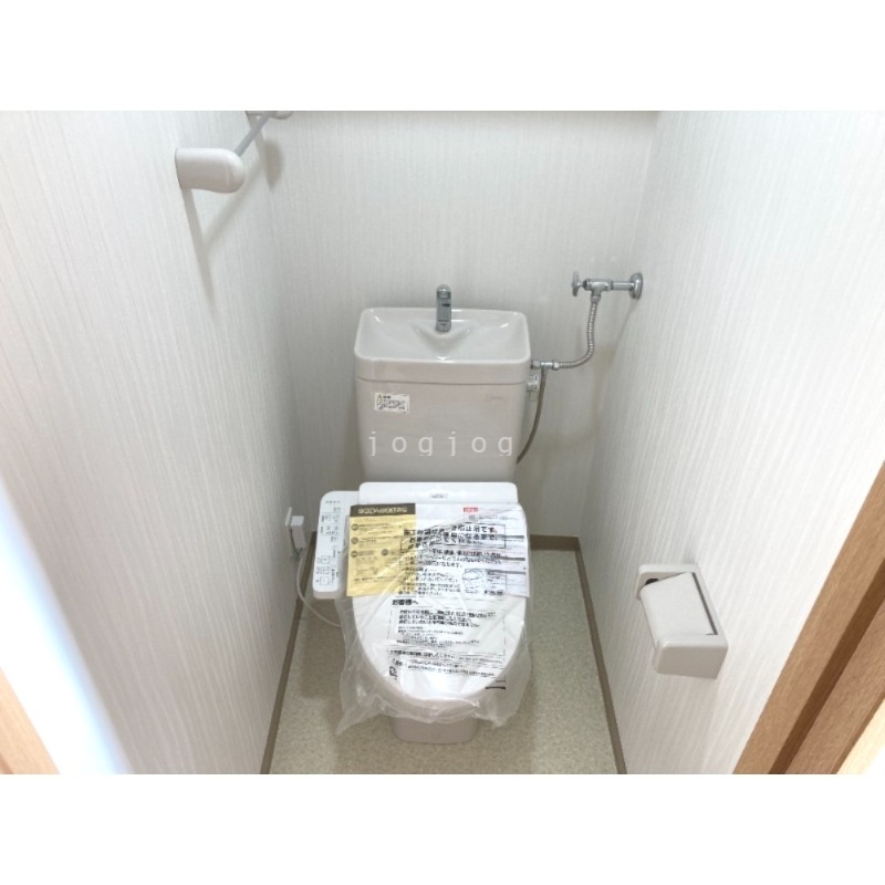 トイレ　嬉しい温水洗浄便座付きのトイレです。
