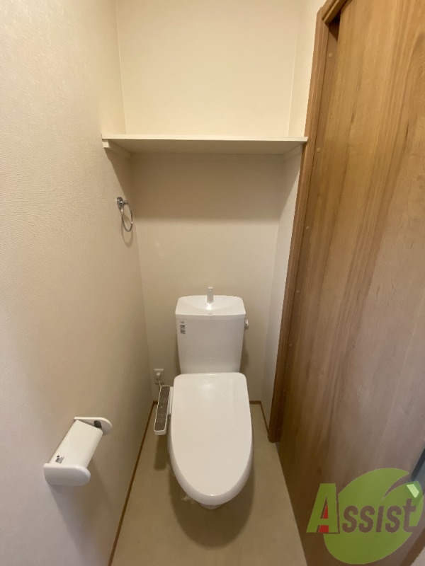 トイレ　トイレは温水洗浄便座付きで上部には収納スペースも