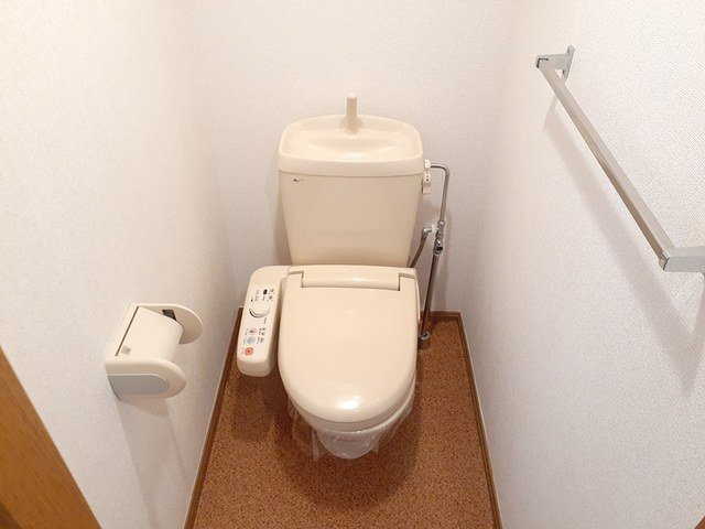 トイレ　落ち着いた色調のトイレです