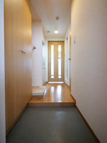 玄関　※別部屋の参考写真です。