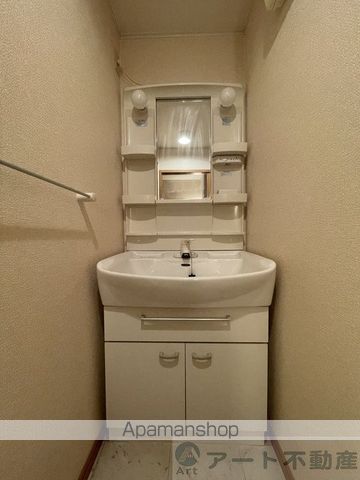 伊予鉄道郡中線 鎌田駅 バス乗車時間：30分 最寄りバス停で下車 徒歩7分 2階建 築21年の内装写真