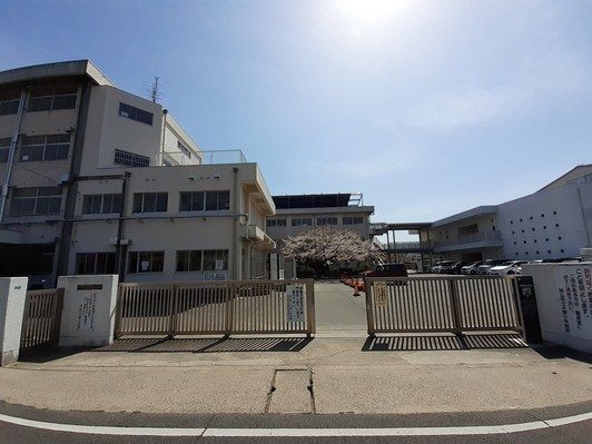 【岡山市北区大安寺中町のアパートの小学校】