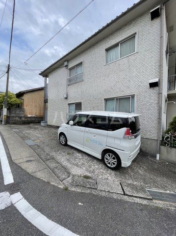 【名古屋市緑区鳴海町のアパートの駐車場】