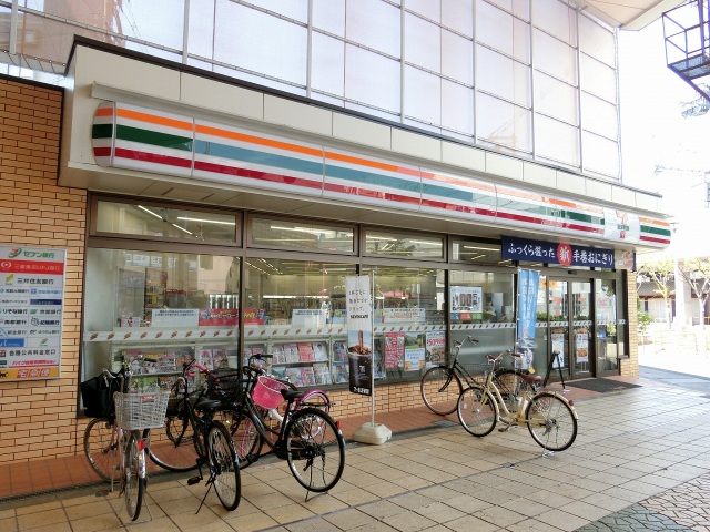 コンビニ　セブンイレブン八尾本町7丁目店（コンビニ）まで94m