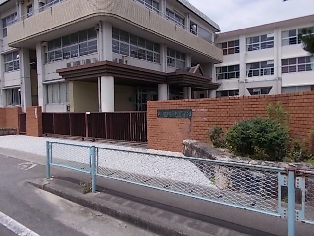 【岐阜市東鶉のマンションの小学校】