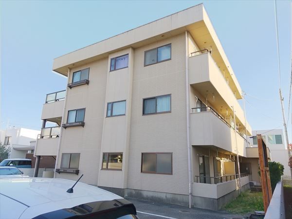 和歌山市松ケ丘のマンションの建物外観