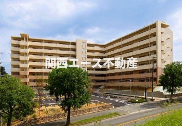 吹田市青山台のマンションの建物外観