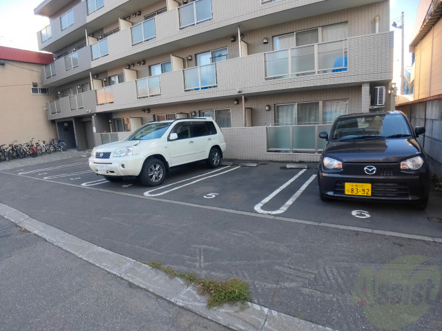 【札幌市中央区南八条西のマンションの駐車場】