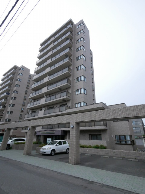 札幌市中央区南九条西のマンションの建物外観