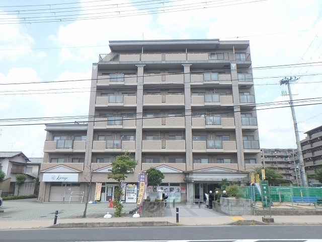 宇治市莵道のマンションの建物外観