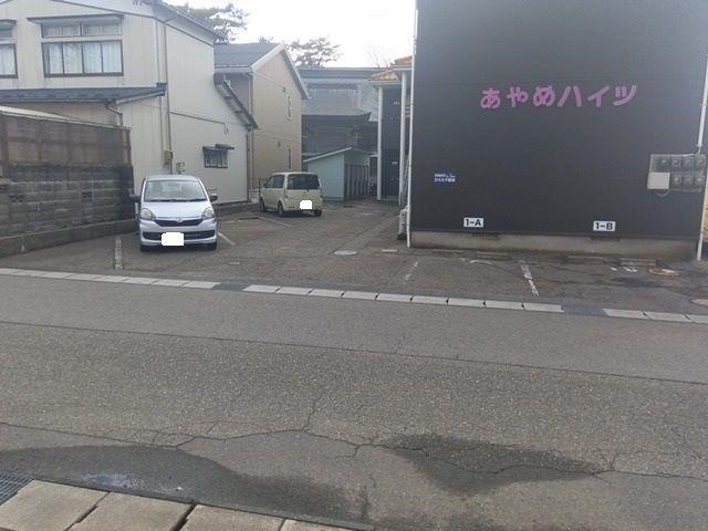 【あやめハイツの駐車場】