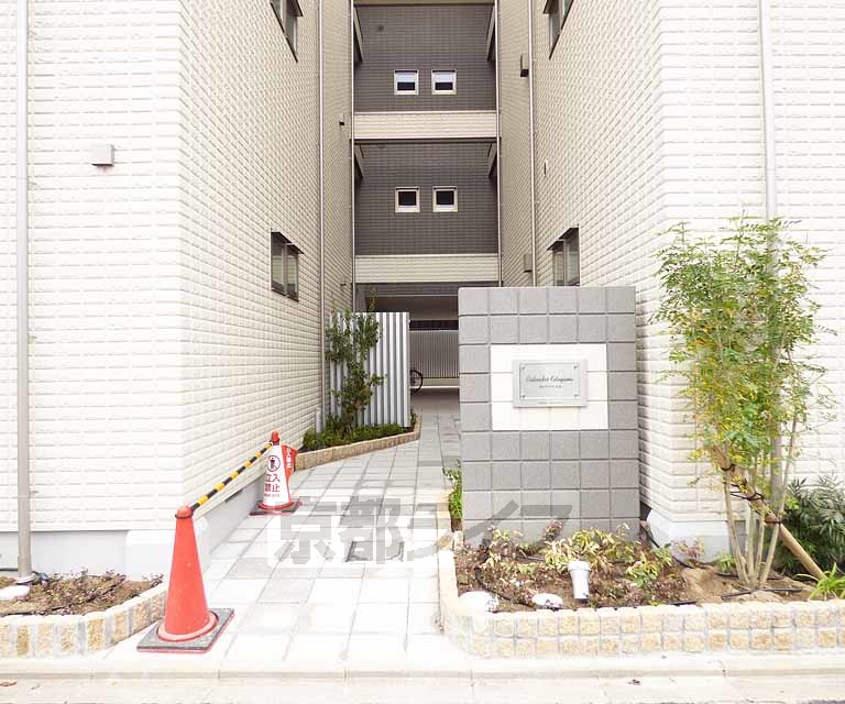 【京都市北区紫竹東高縄町のマンションのエントランス】