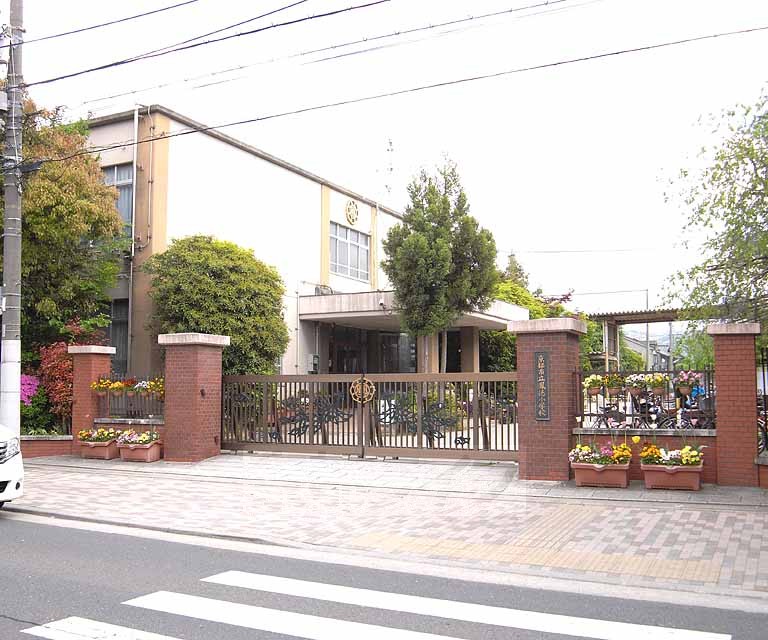 【京都市北区紫竹東高縄町のマンションの小学校】