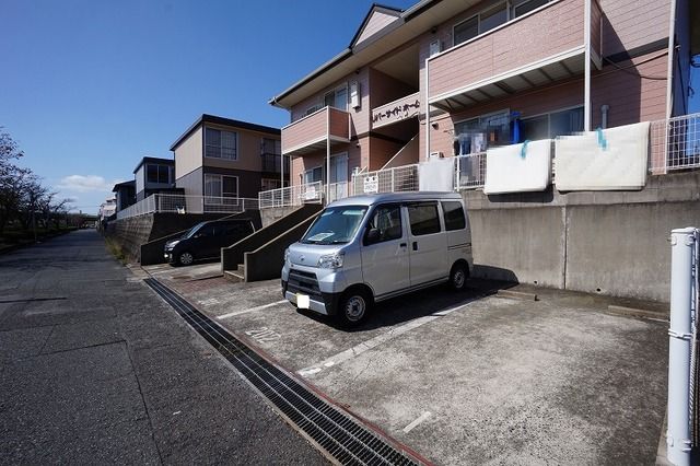 【北九州市八幡西区力丸町のアパートの駐車場】