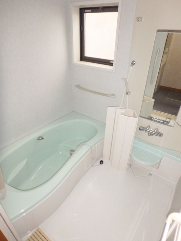 バス・シャワールーム　窓がついていて換気しやすいですね♪