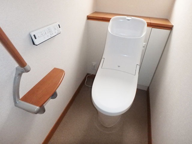 トイレ　残置物ですが温水洗浄便座ついてます！