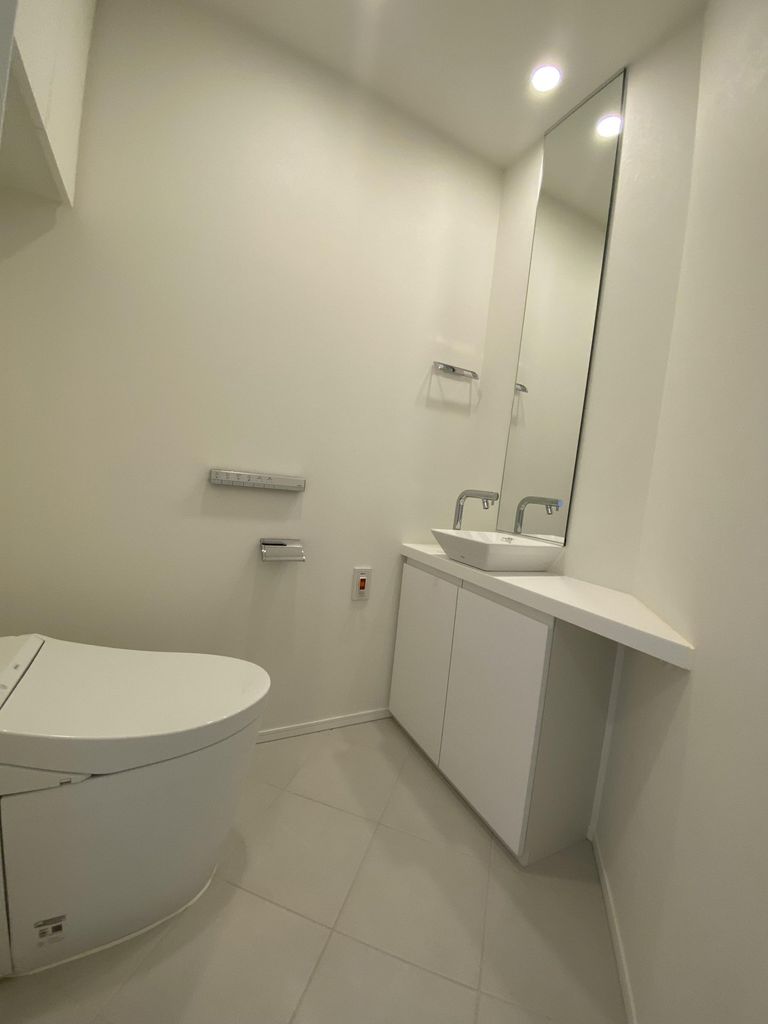 トイレ　手洗いスペース付きタンクレストイレ