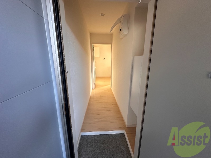 玄関　玄関からはすぐにお部屋が見えず安心ですね。