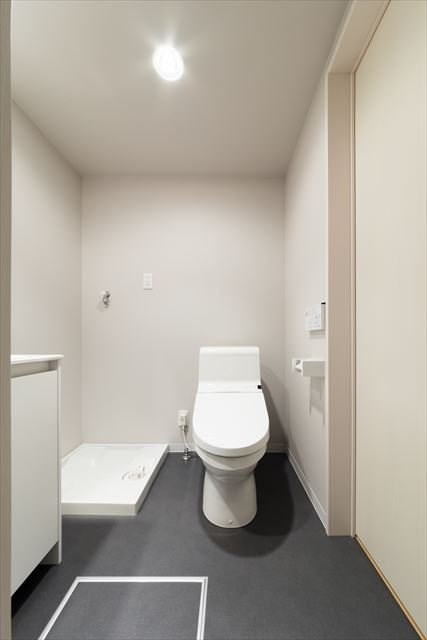 トイレ　温水洗浄便座付きのトイレです。