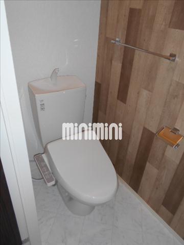 トイレ　嬉しいシャワー付きトイレです