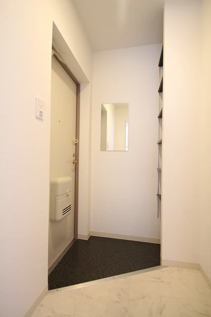 玄関　同物件、別号室のものです。