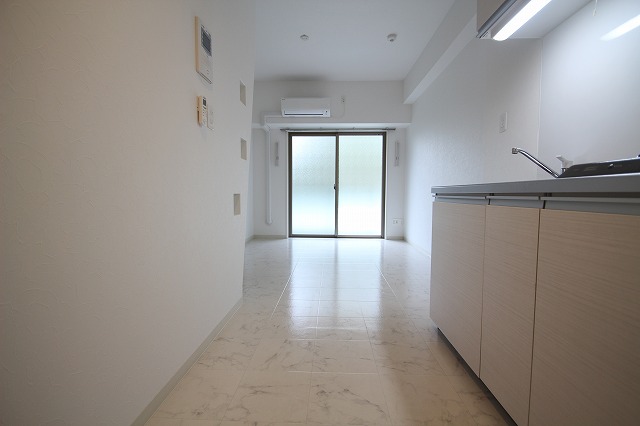 居室・リビング　同物件、別号室のものです。