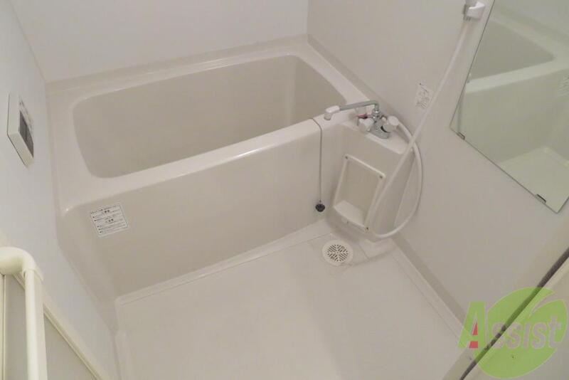 バス・シャワールーム　バス・トイレ別で追焚機能も付いてます。