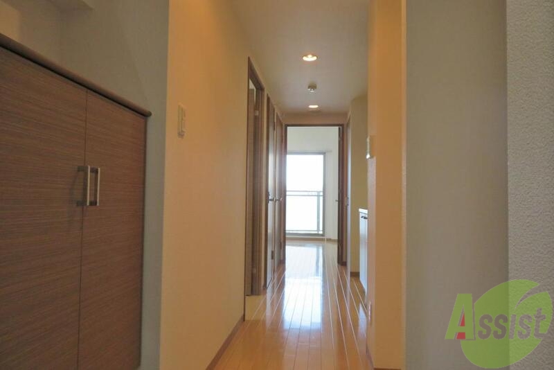 玄関　玄関から見ると奥行きも結構ありますね。