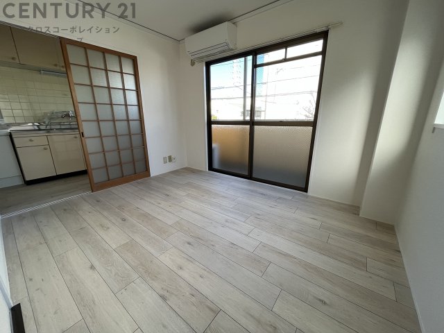 居室・リビング　床色が明るい色合いで、とてもきれいです。