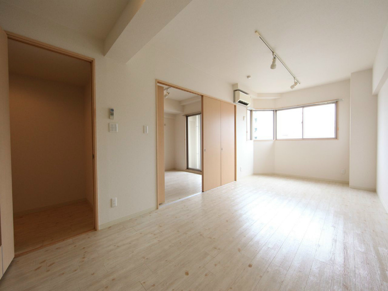 居室・リビング　ＬＤＫ16帖　洋室6.4帖とつなげても仕切っても使えます