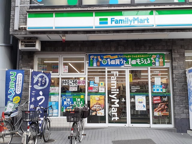 コンビニ　ファミリーマート様（コンビニ）まで398m