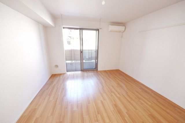 居室・リビング　★8帖の広い洋室ですね★