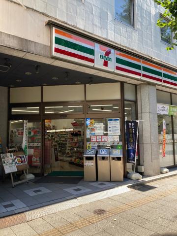 コンビニ　セブンイレブン（コンビニ）まで307m