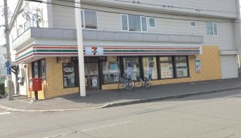 コンビニ　セブンイレブン札幌本郷店（コンビニ）まで156m