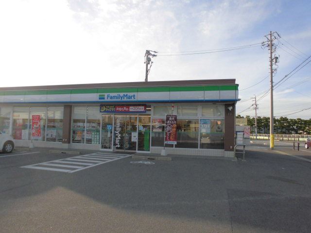 コンビニ　ファミリーマート（コンビニ）まで700m