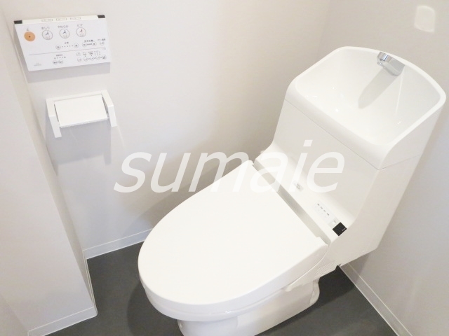 トイレ　温水洗浄便座付きトイレです♪