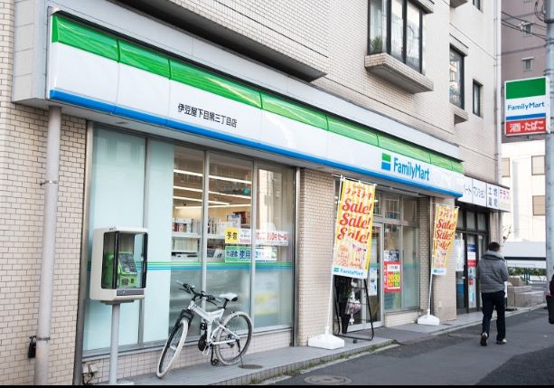 コンビニ　ファミリーマート伊豆屋下目黒三丁目店（コンビニ）まで100m