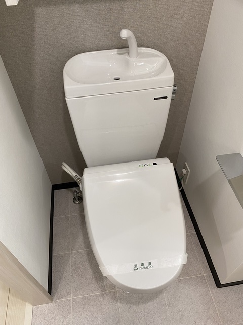 トイレ　収納棚あります