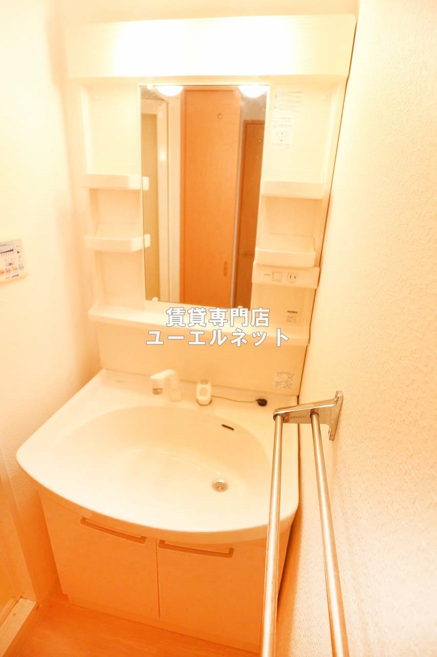 洗面設備　清潔感ある独立洗面台で毎日気持ちよく♪