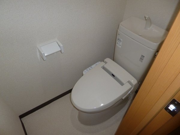 その他　嬉しいウォシュレット付きのトイレです。