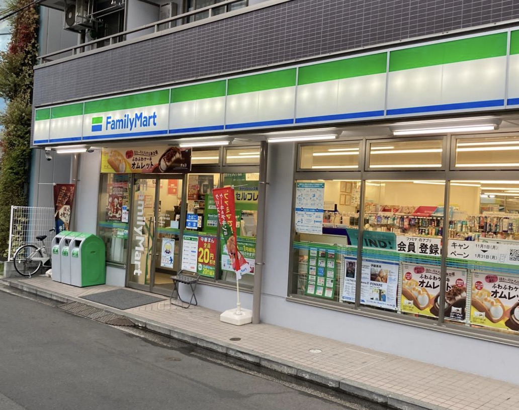 コンビニ　ファミリーマート横浜戸塚小前店（コンビニ）まで145m
