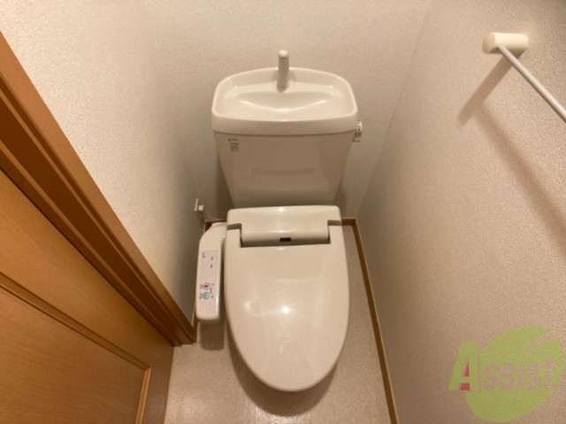 トイレ　ウォシュレット付きのお手洗いです。お手入れもしやすそう。