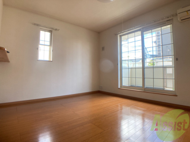 居室・リビング　１０帖のＬＤＫのお部屋です。日差しがあり明るい印象です。
